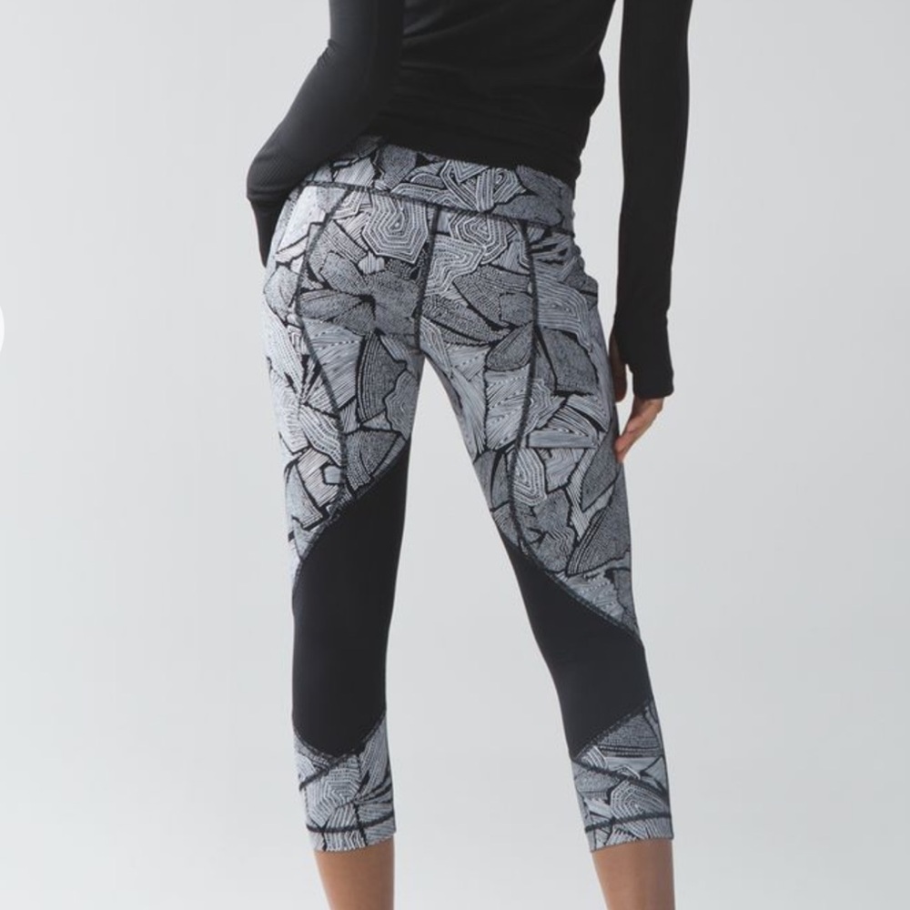 Lululemon Pace Rival Crop (Full-On Luxtreme) Size 6.